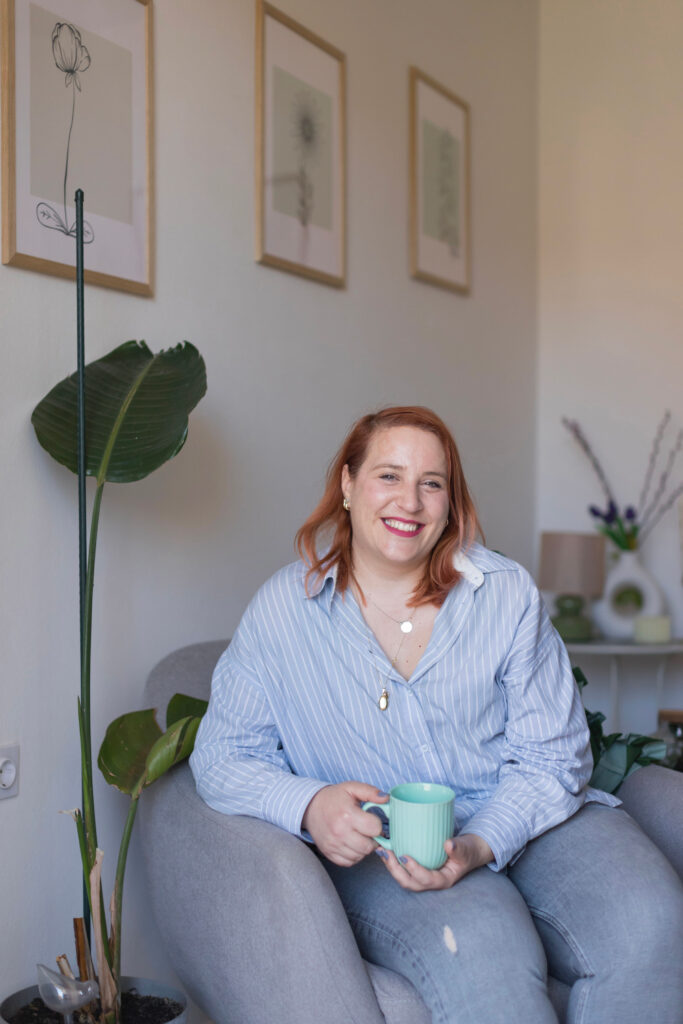 Marija Morović Marija Morović je pedagoginja i psihoterapeutkinja pod supervizijom, vlasnica obrta Kalma